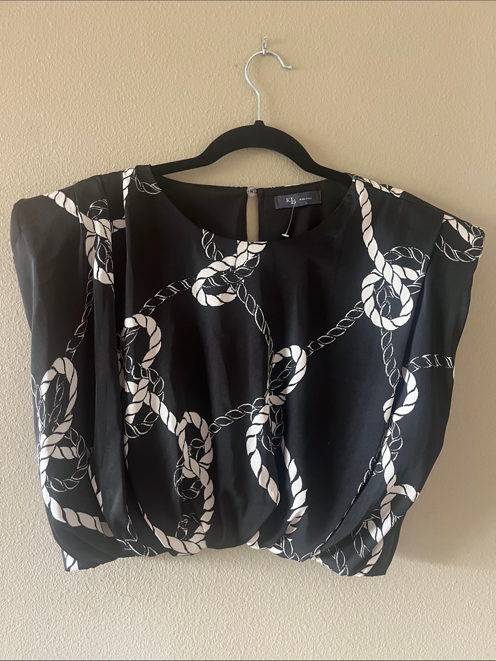 Black Rope-Print Short Sleeve Blouse with Twist Hem